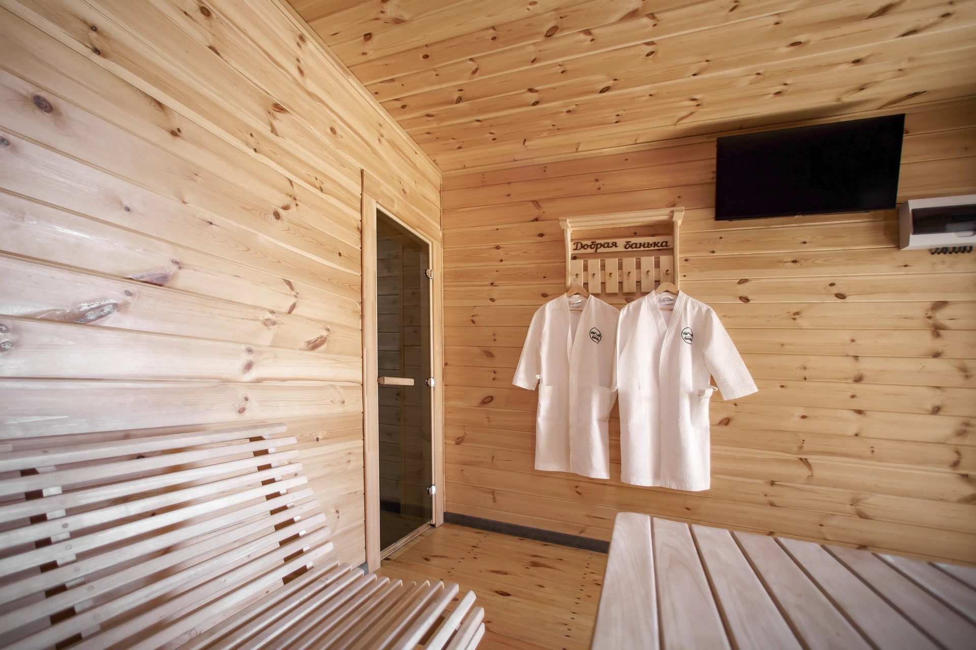 Переведите дух и расслабьтесь в гостинной под телевизор или беседу за общим столом.