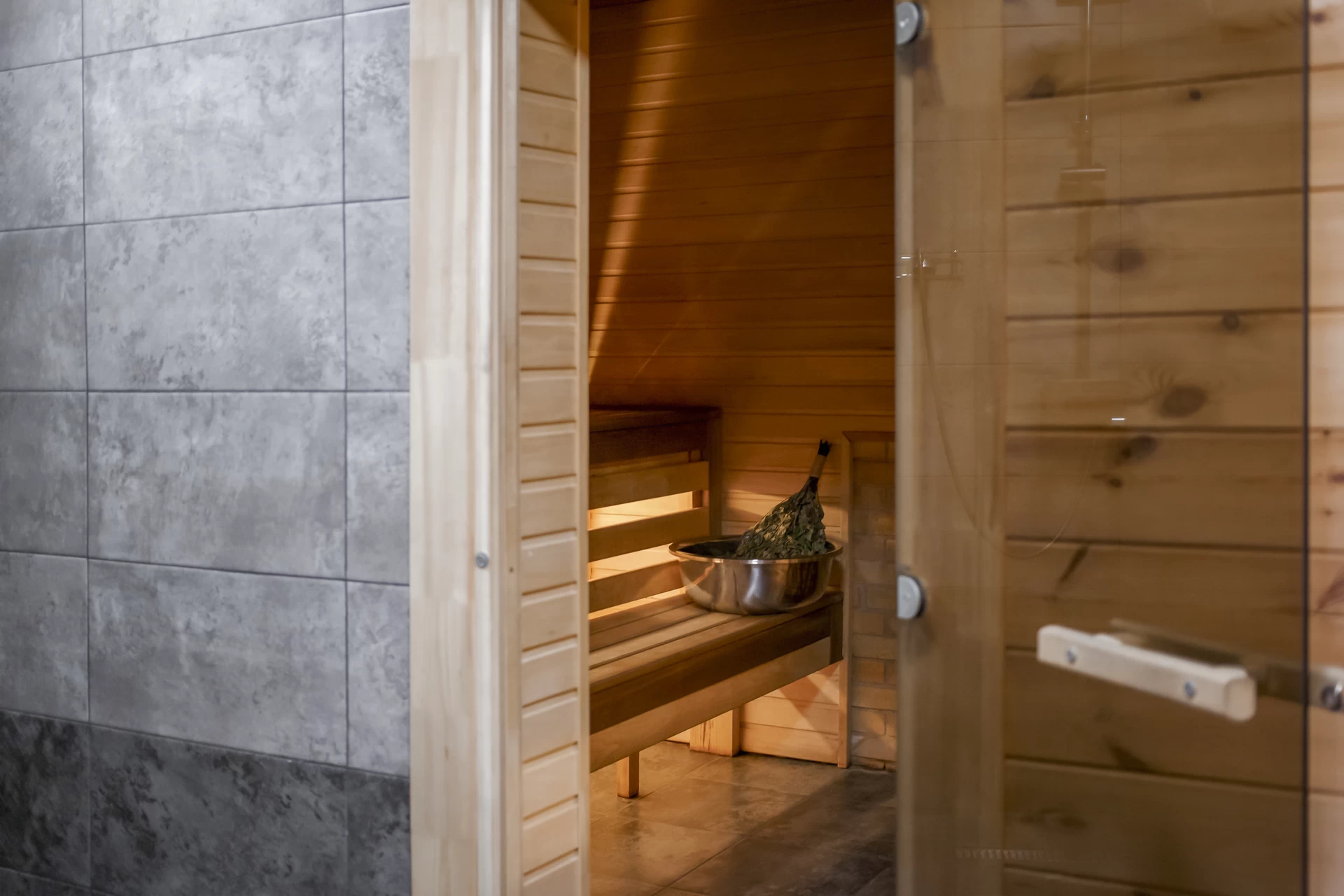 Банный комплекс работает до 23:00. В выходные и праздничные дни доступен только с арендой дома.