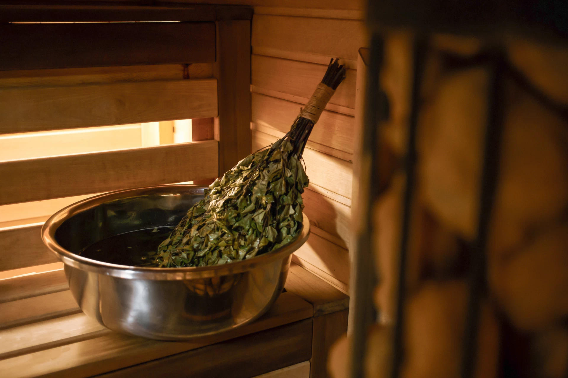 На месте можно приобрести душистые веники или заказать ритуал парения. Это сделает ваш отдых не только веселее, но и гораздо полезнее.