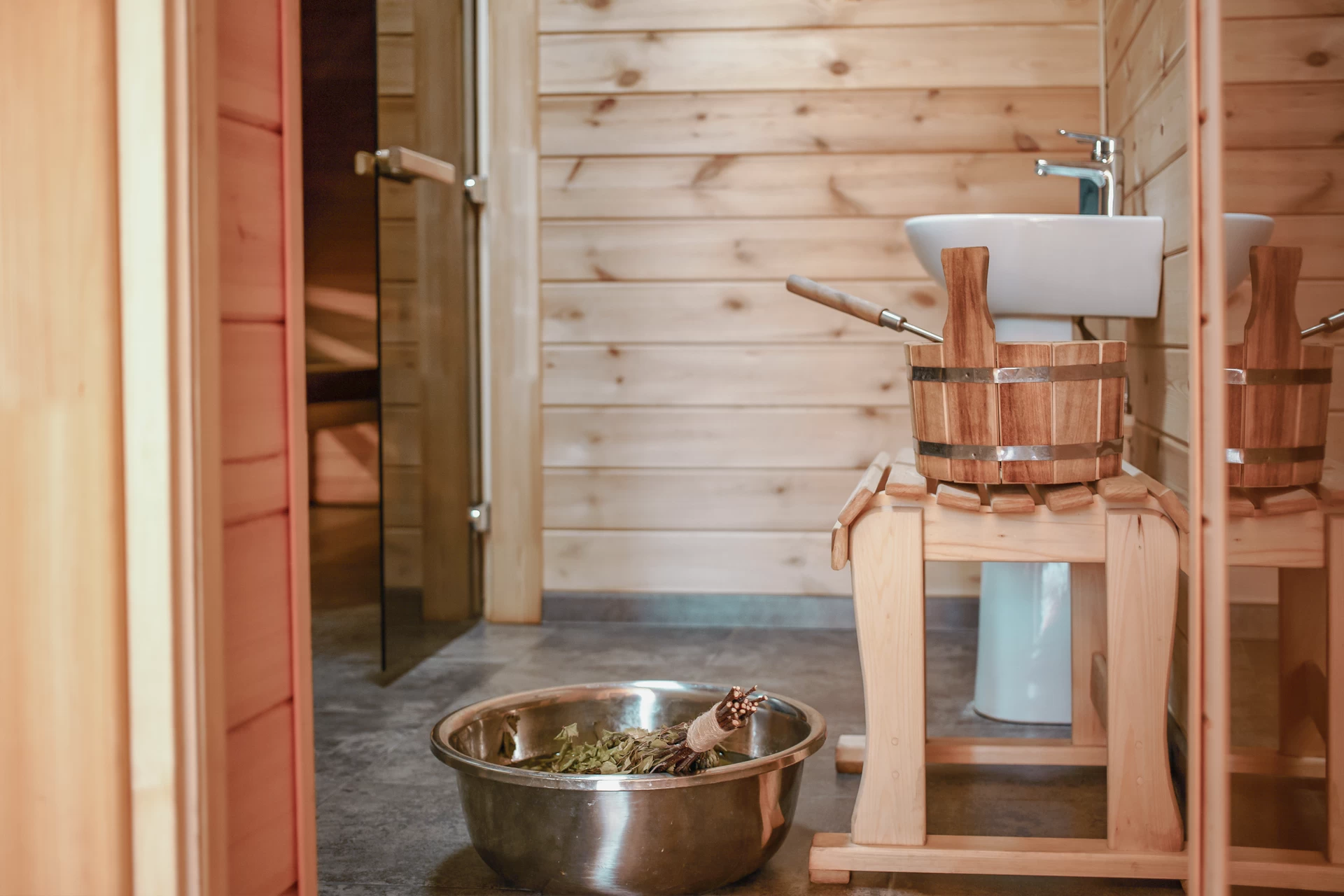 Для плавного завершения банного ритуала посетите помывочную — она поможет освежиться и комфортно вернуться к отдыху.
