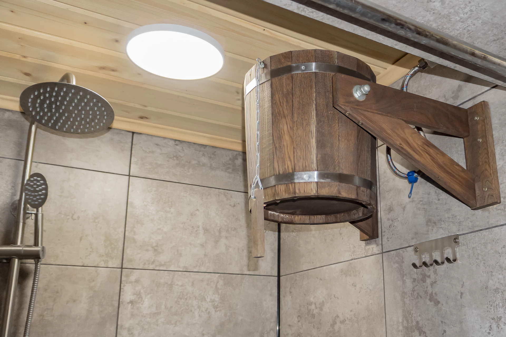 Для контрастных процедур в душевой предусмотрено обливное ведро — резкая смена температур тонизирует сосуды и заряжает энергией.