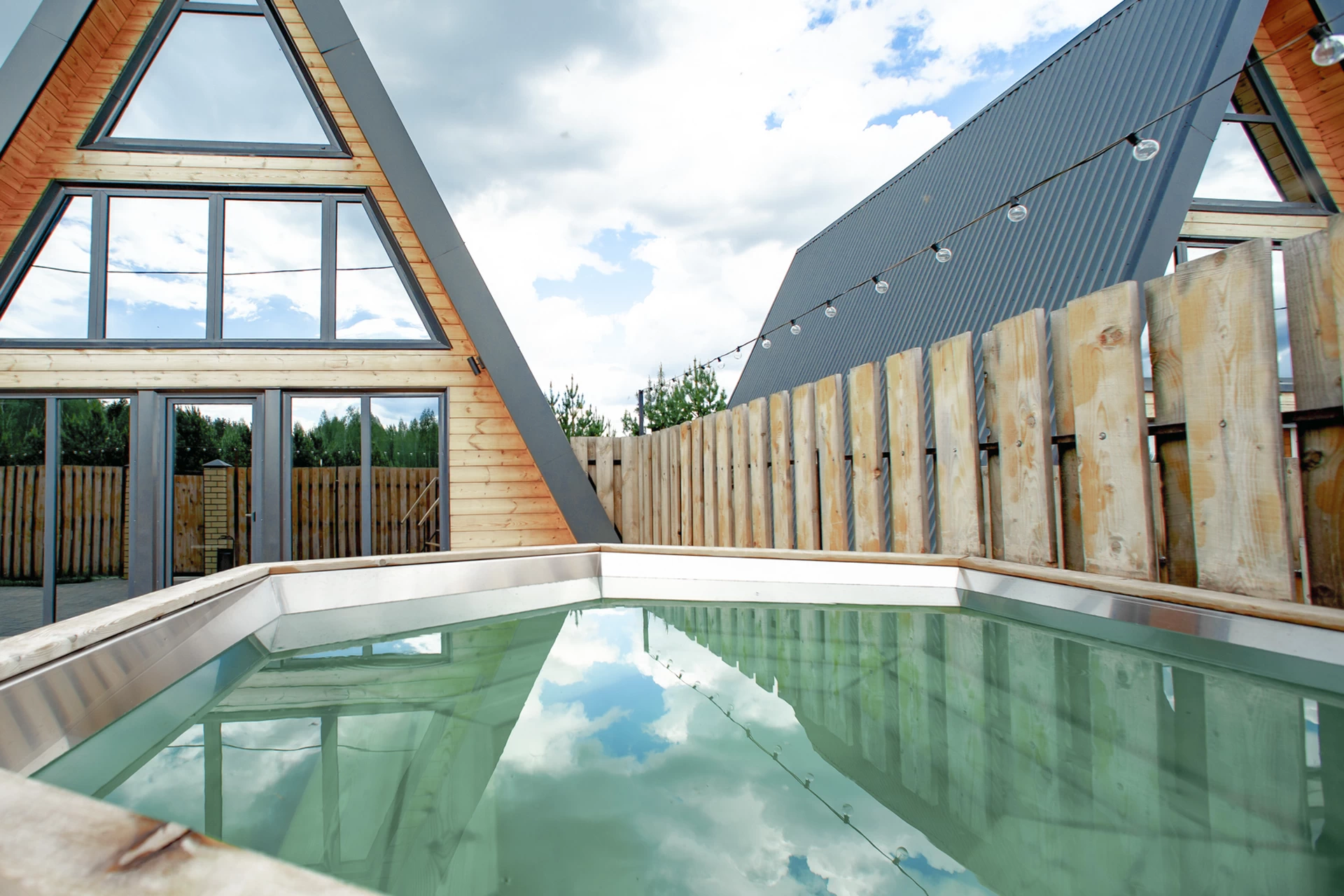 Искупаться с комфортом на лоне природы — роскошь приватного отдыха.