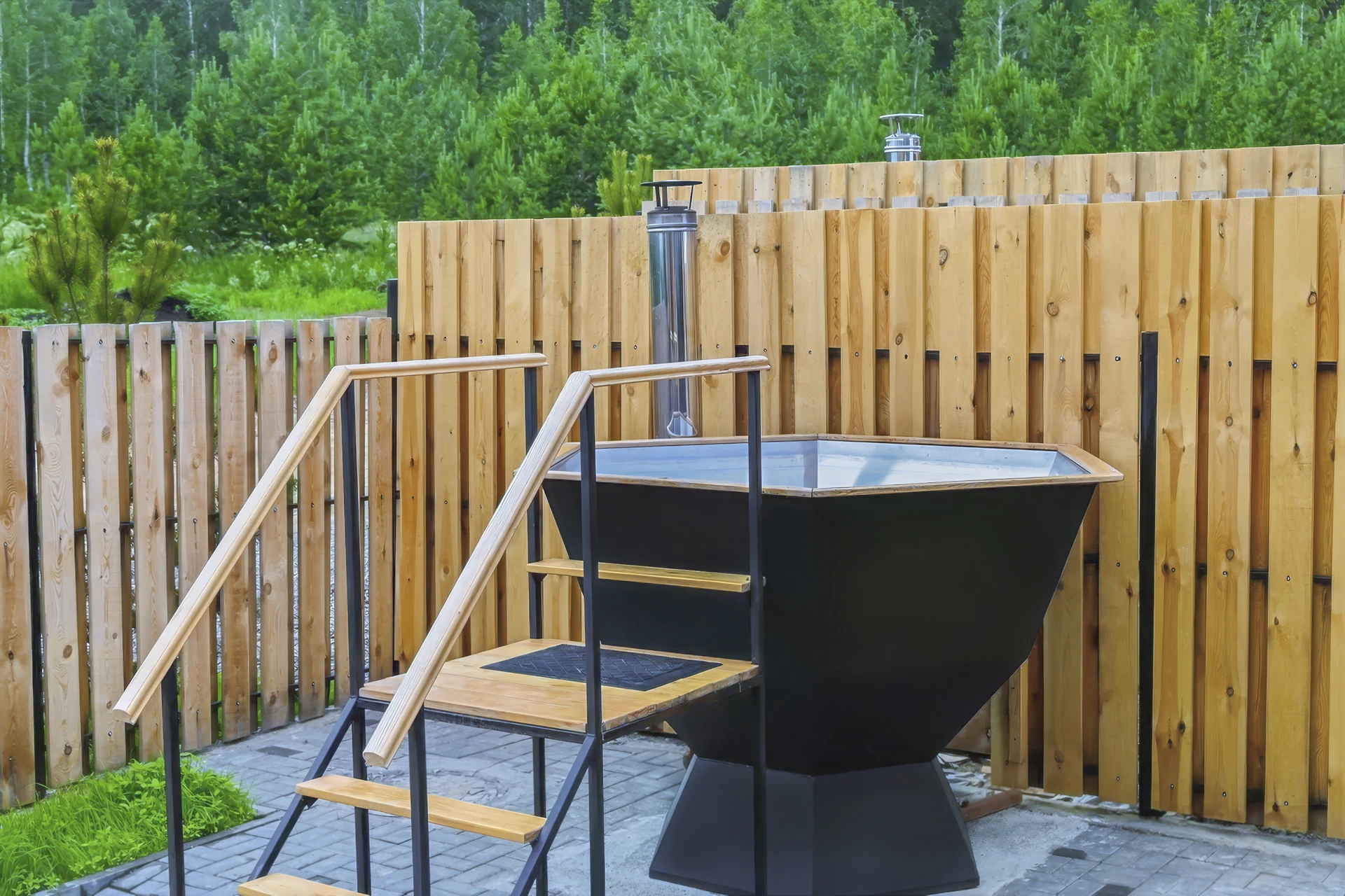 Железная чаша подогревается дровяной печью снизу, что обеспечивает комфортную температуру, оставляя голову над водой для лёгкого парения.