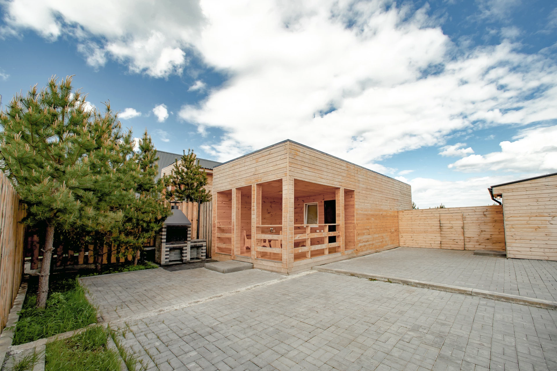 Приватный и благоустроенный участок с беседкой, каменным мангалом и банным комплексом.