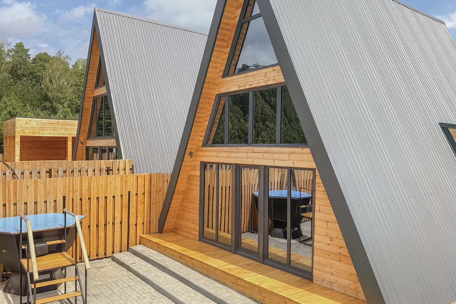 Уютное застолье у мангала доступно по умолчанию. А чтобы наполнить отдых разными впечатлениями, забронируйте баню или горячий чан.