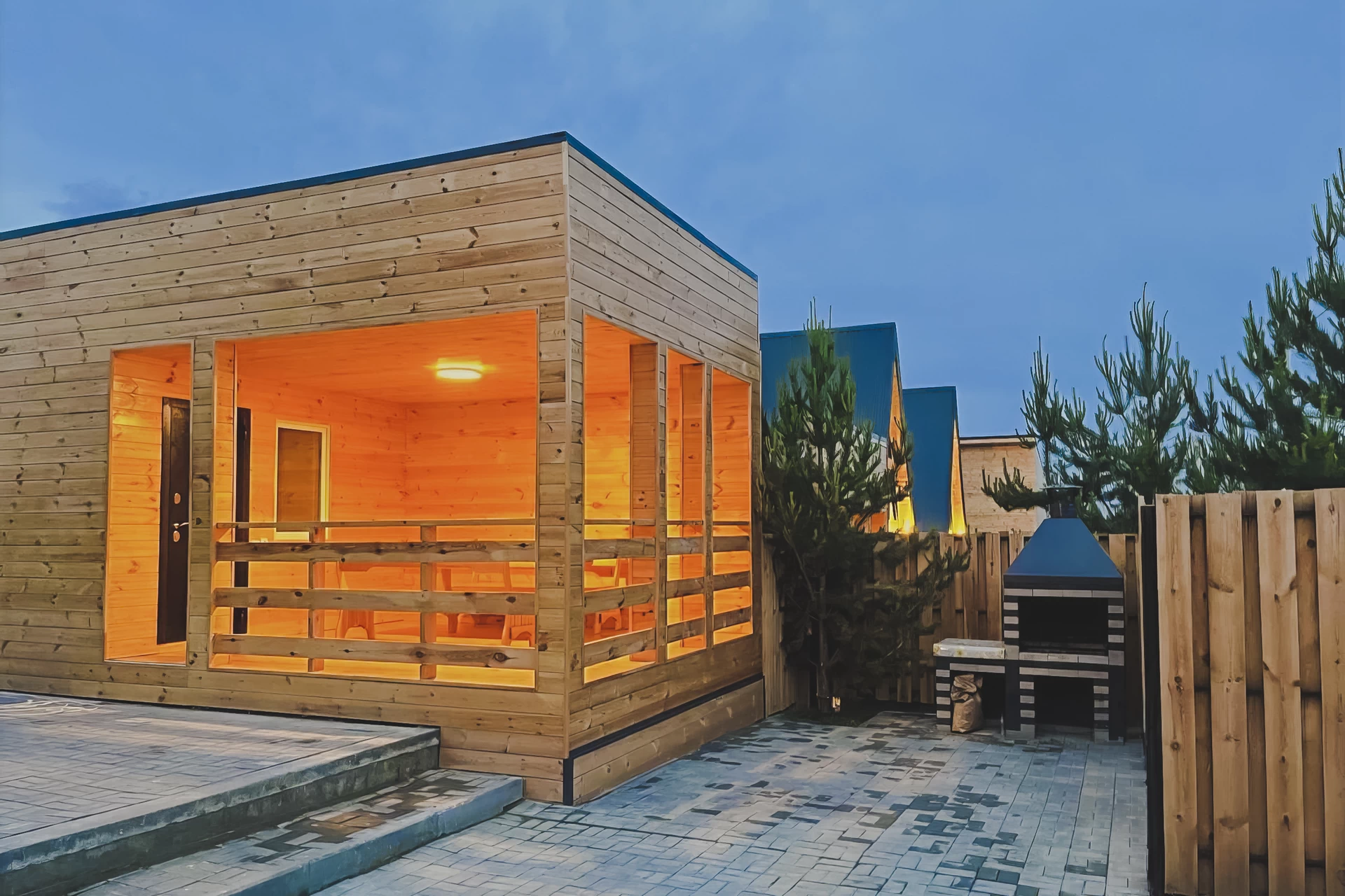 Отдых у нас — это шашлыки, дикий лес с сезонным волшебством, командные игры на территории и зимние забавы для всех возрастов.