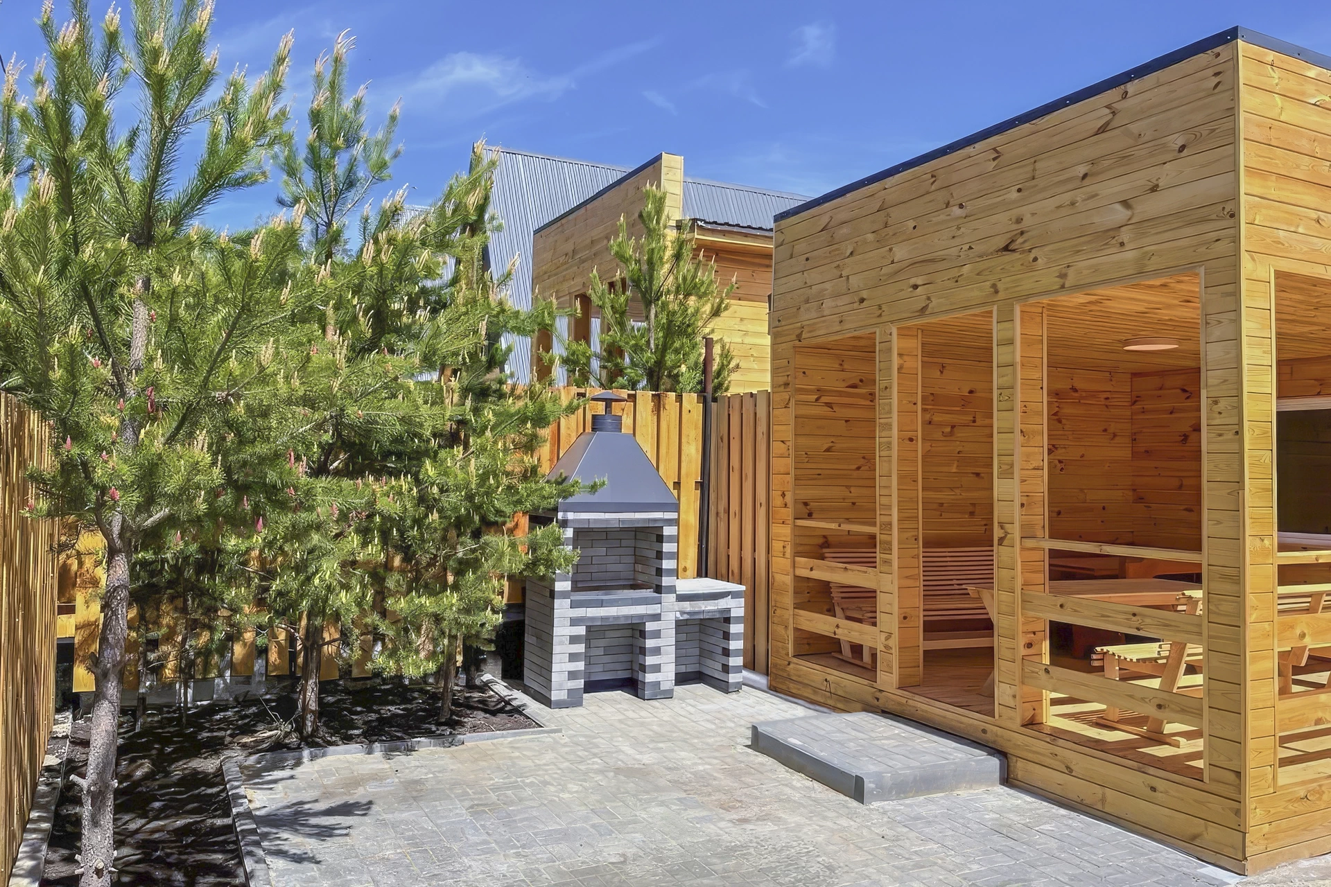 Специальная каменная жаровня и вместительная терраса для идеального отдыха на свежем воздухе.