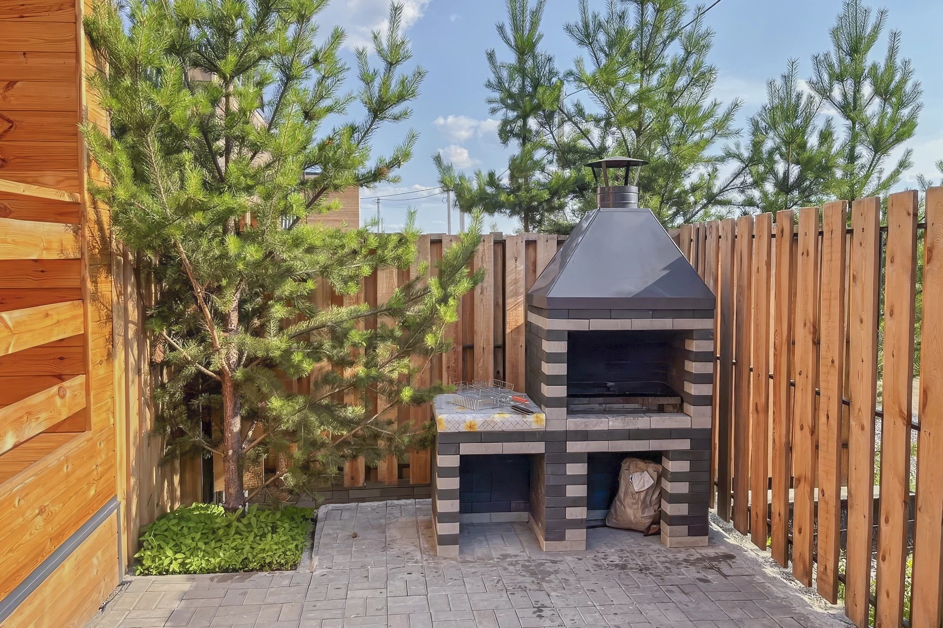 Каменный мангал с закрытой жаровней подходит как для приготовления целой птицы, так и для жарки сочных стейков или ароматных шашлыков.