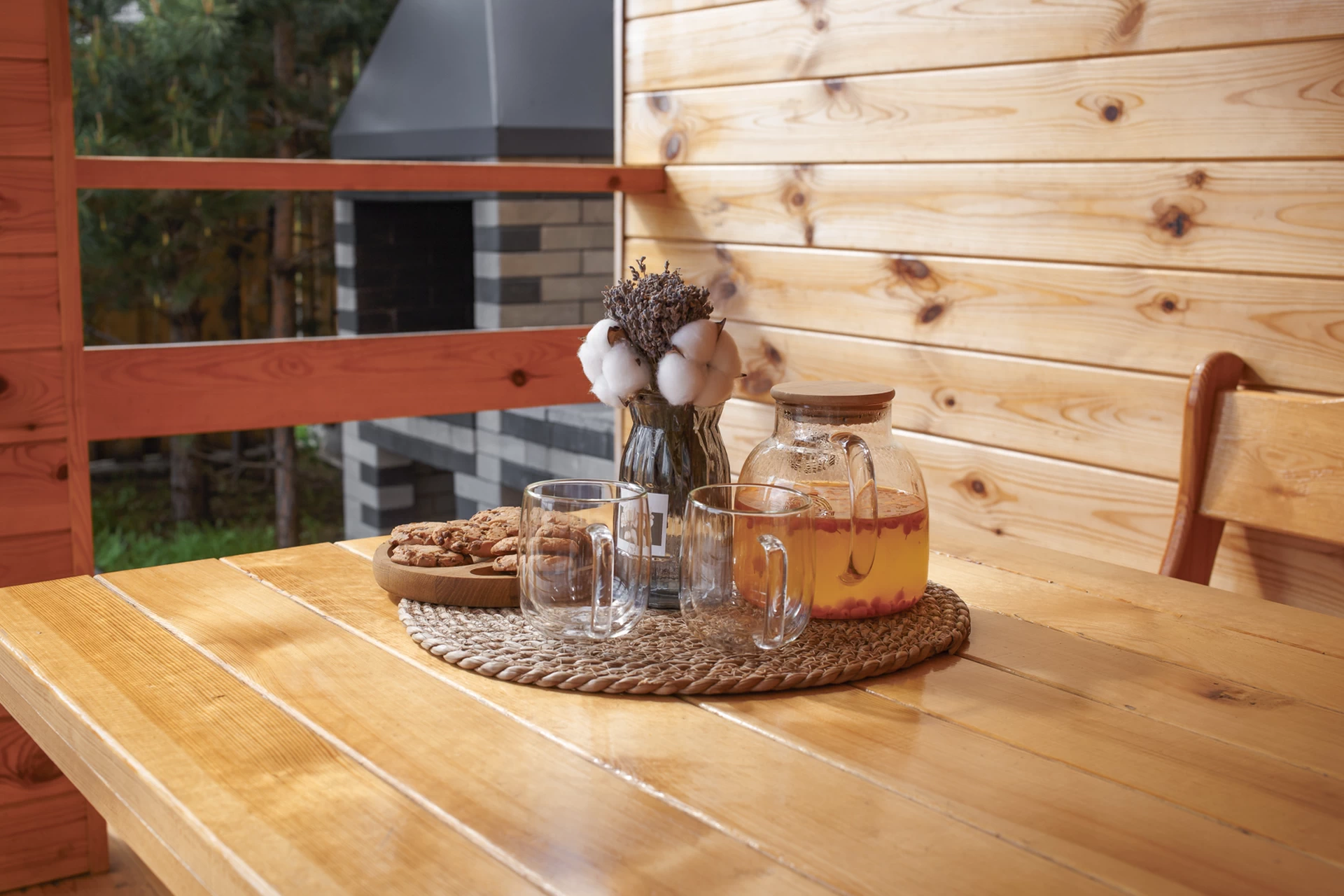 Во дворе дома есть удобная терраса для застолья на свежем воздухе, каменная жаровня и посуда для сервировки и приготовления еды.