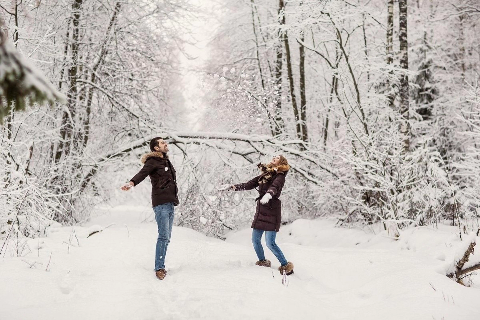 Весной слушаем пение птиц и ищем первые цветы. Летом и осенью — наблюдаем за природой и животными. Зимой наслаждаемся ледяными пейзажами и барахтаемся в снегу.