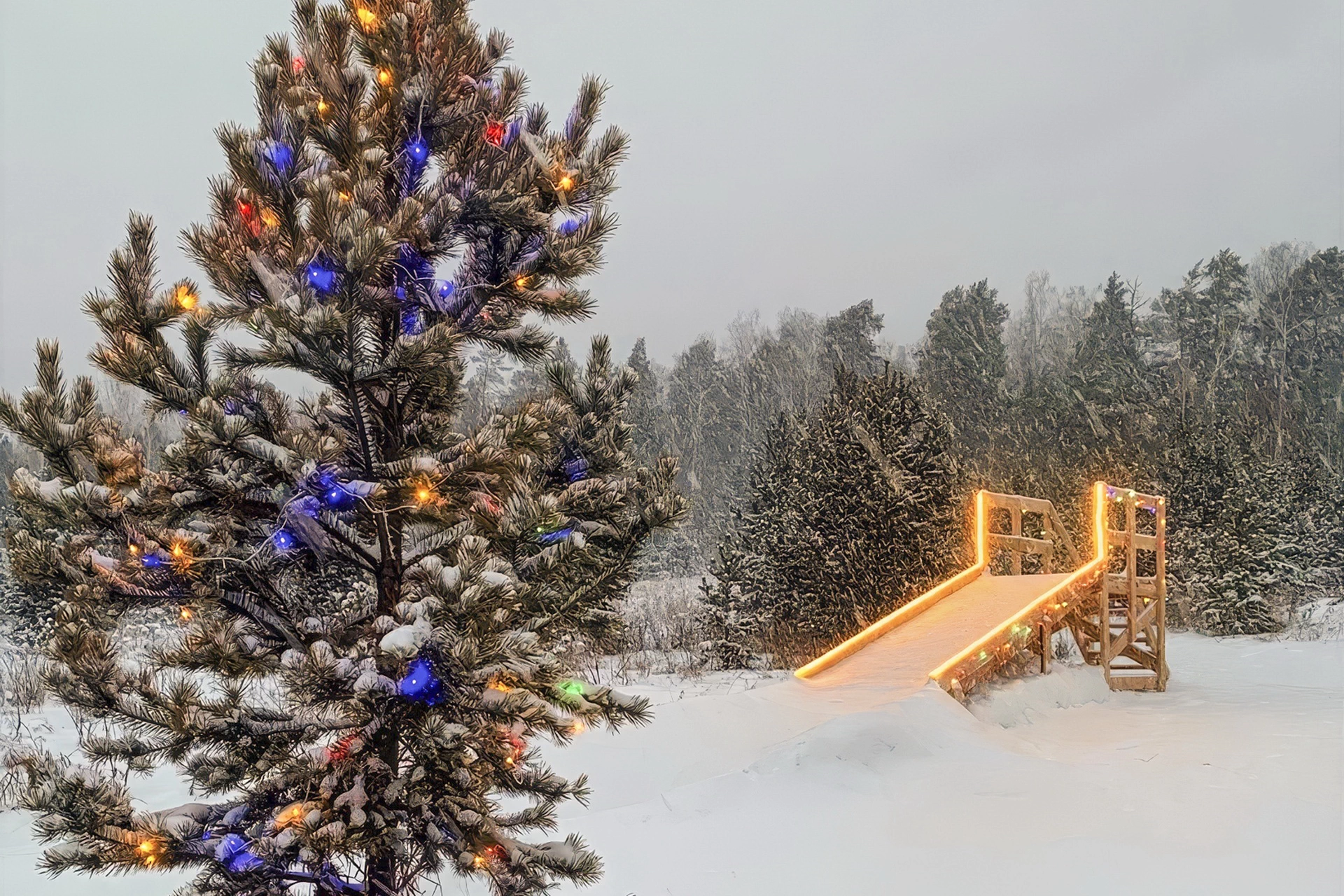 Прокатитесь с ледяной горки мимо сверкающей ёлки, затем слепите снеговика, а заодно и снежную крепость, чтобы было веселей играть в снежки.