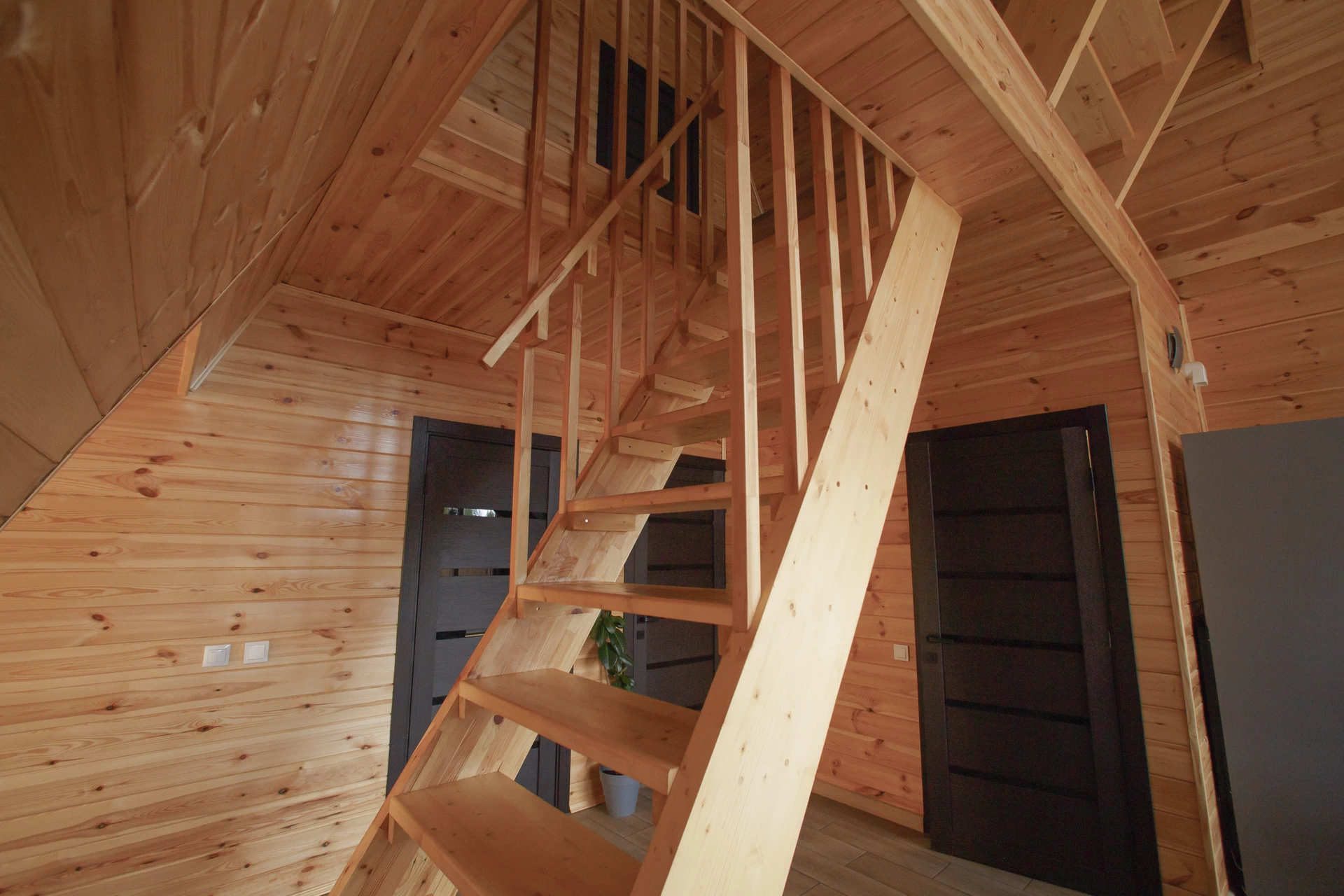 Спальни устроились на двух уровнях, а соединяет их лестница — путь к вашим личным «берлогам», куда так здорово забраться после приключений.