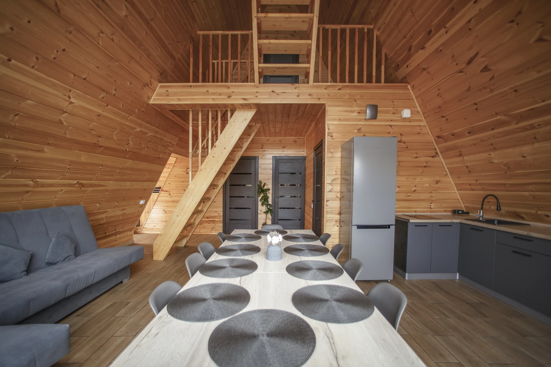 Спокойная палитра, минимализм в деталях, тепло дерева и мягкое освещение создают гармоничный фон для любого настроения.