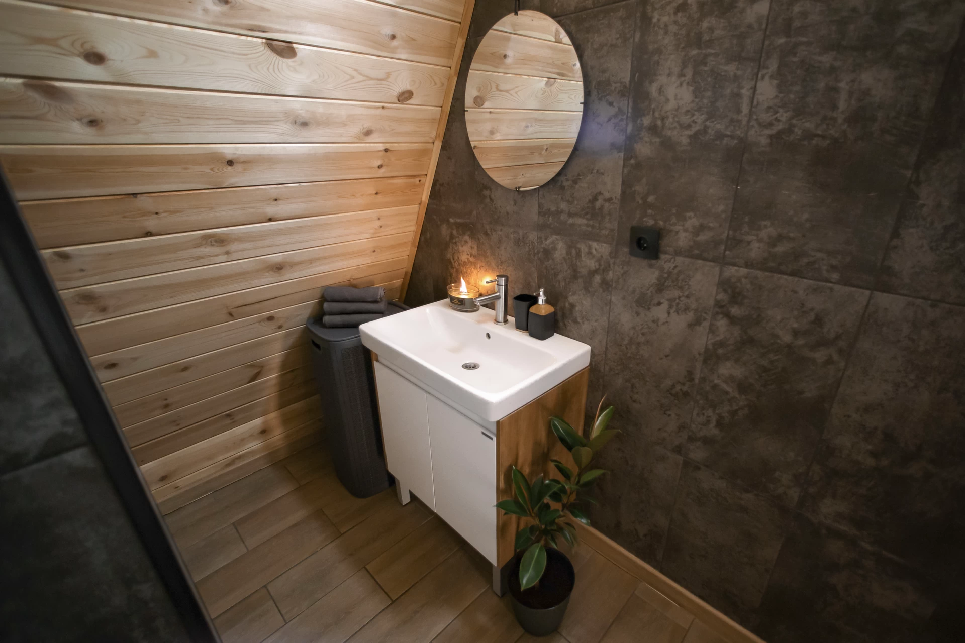 В доме один совмещенный санузел. Он расположен на первом уровне. Оснащен водонагревателем, раковиной, унитазом и душевой кабиной.