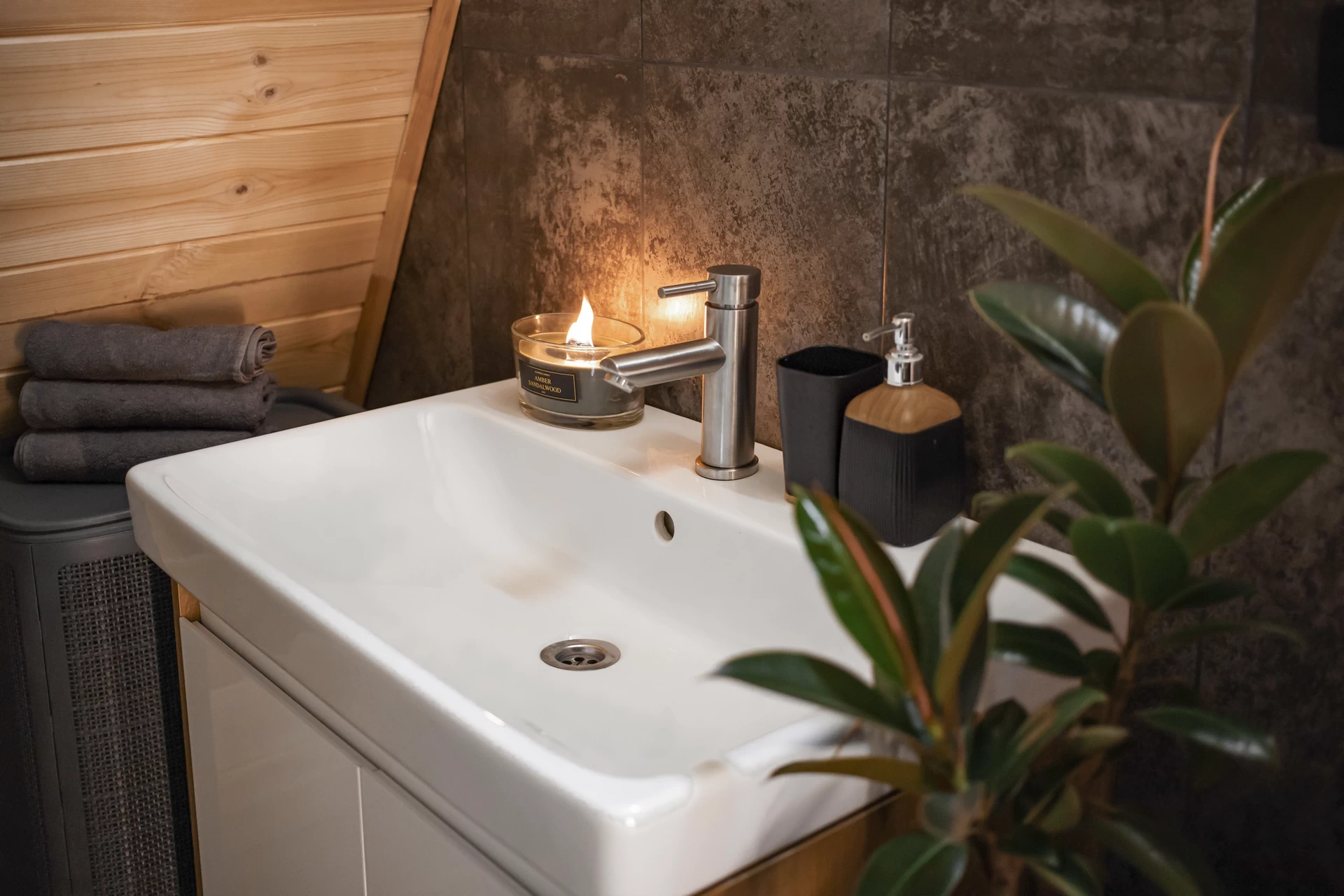 Компактное помещение, где есть всё для освежающих и гигиенических процедур: душ, унитаз и сопутствующие средства.