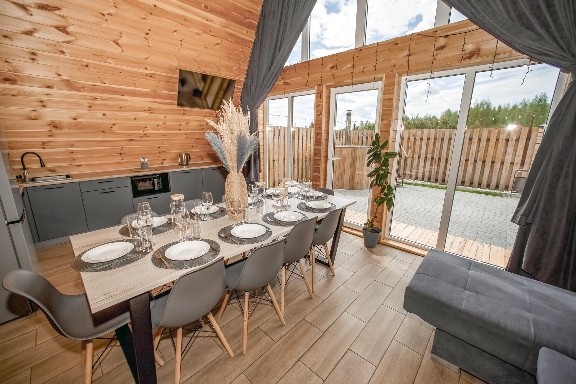 На краю леса вас ждет уютный и продуманный трехуровневый деревянный дом премиум-класса, в котором может разместиться 10 человек.