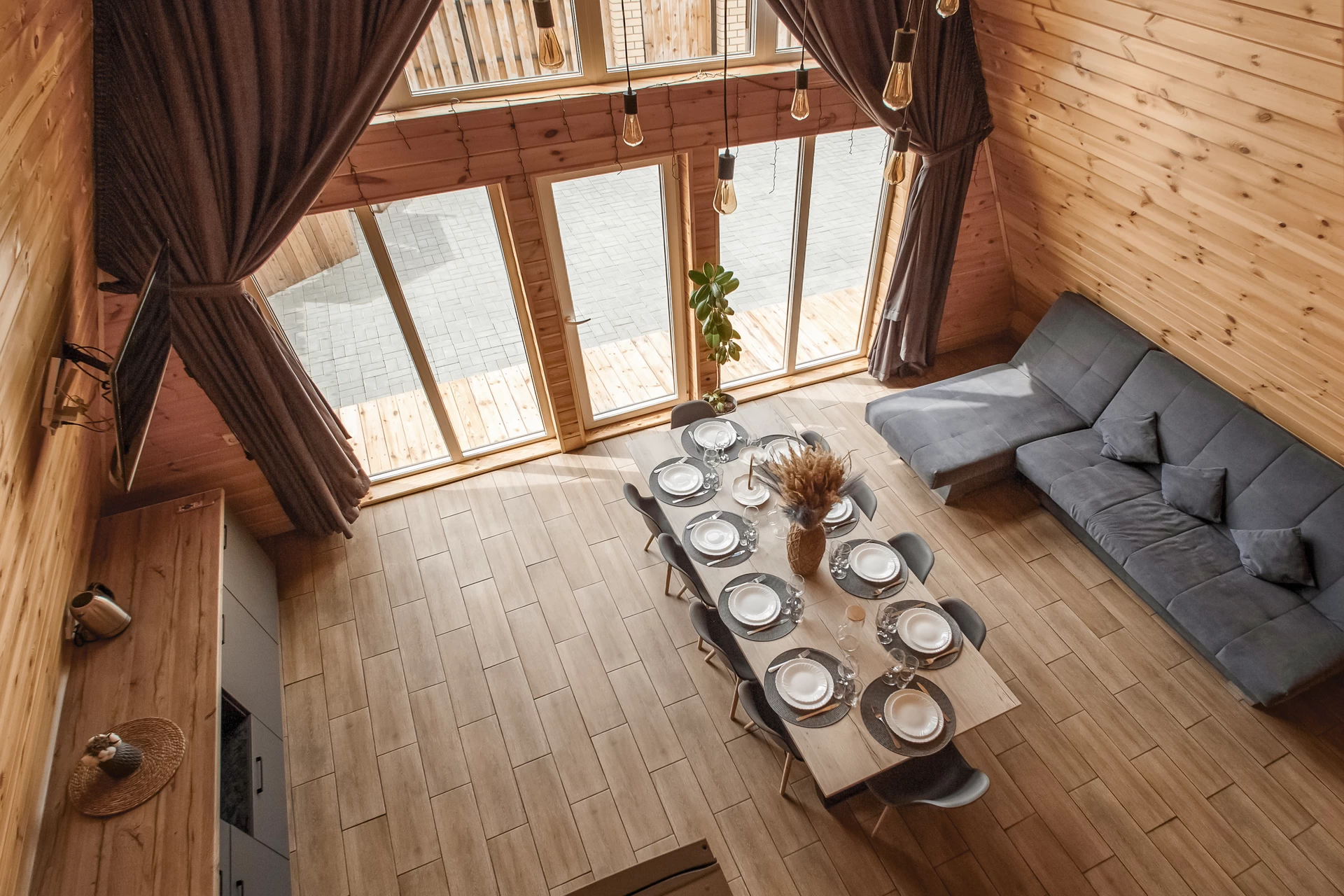 Диван легко вмещает несколько человек, а с помощью раскладного механизма превращается в удобную тахту или дополнительное спальное место.