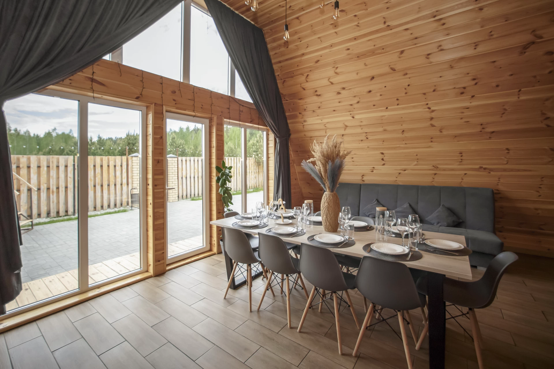 Панорамное окно наполняет пространство светом и легкостью, соединяя уют интерьера с живой картиной природы.