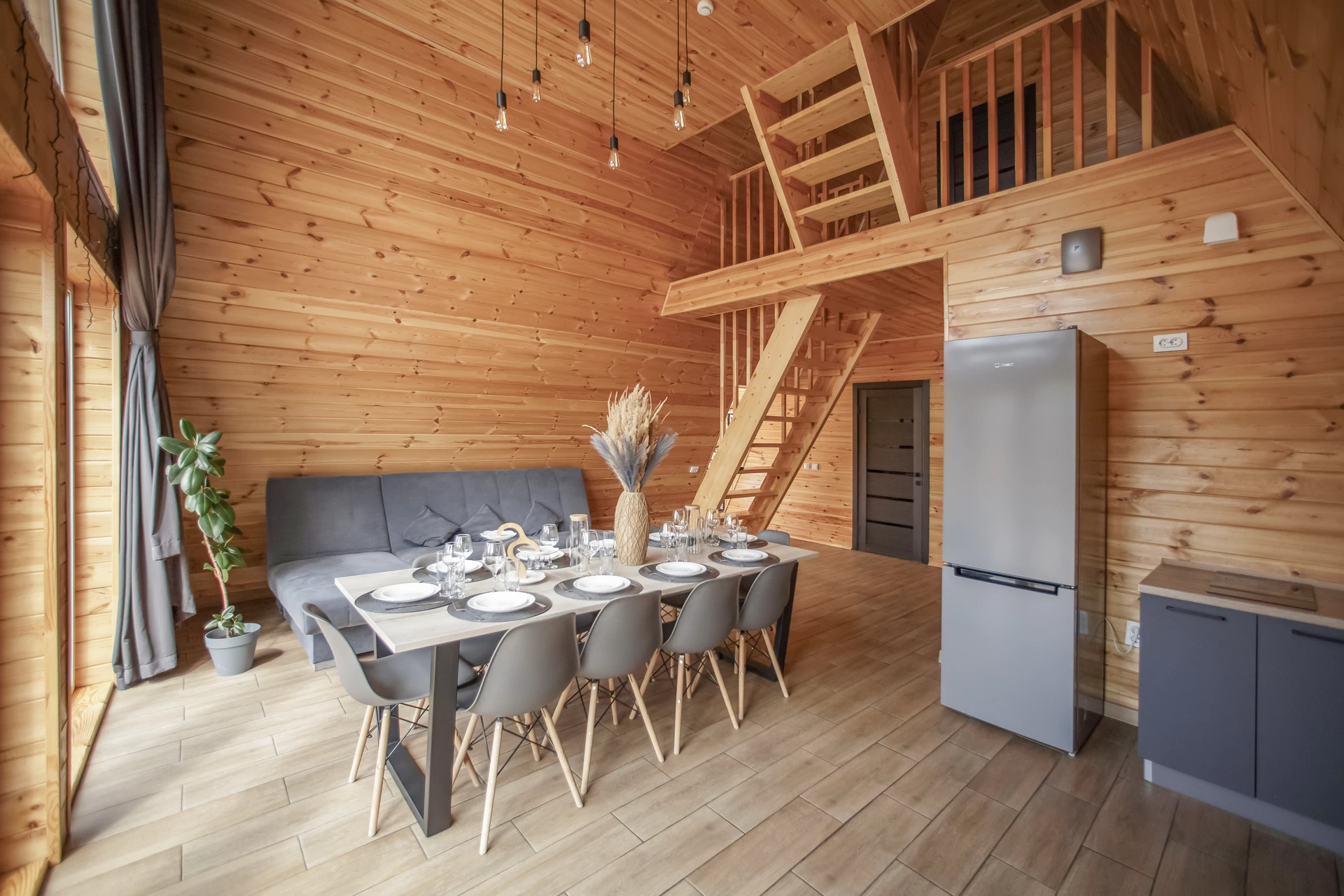 Продуманное пространство с дизайнерским оформлением и удобным зонированием для отдыха, общения и кухонных забот.