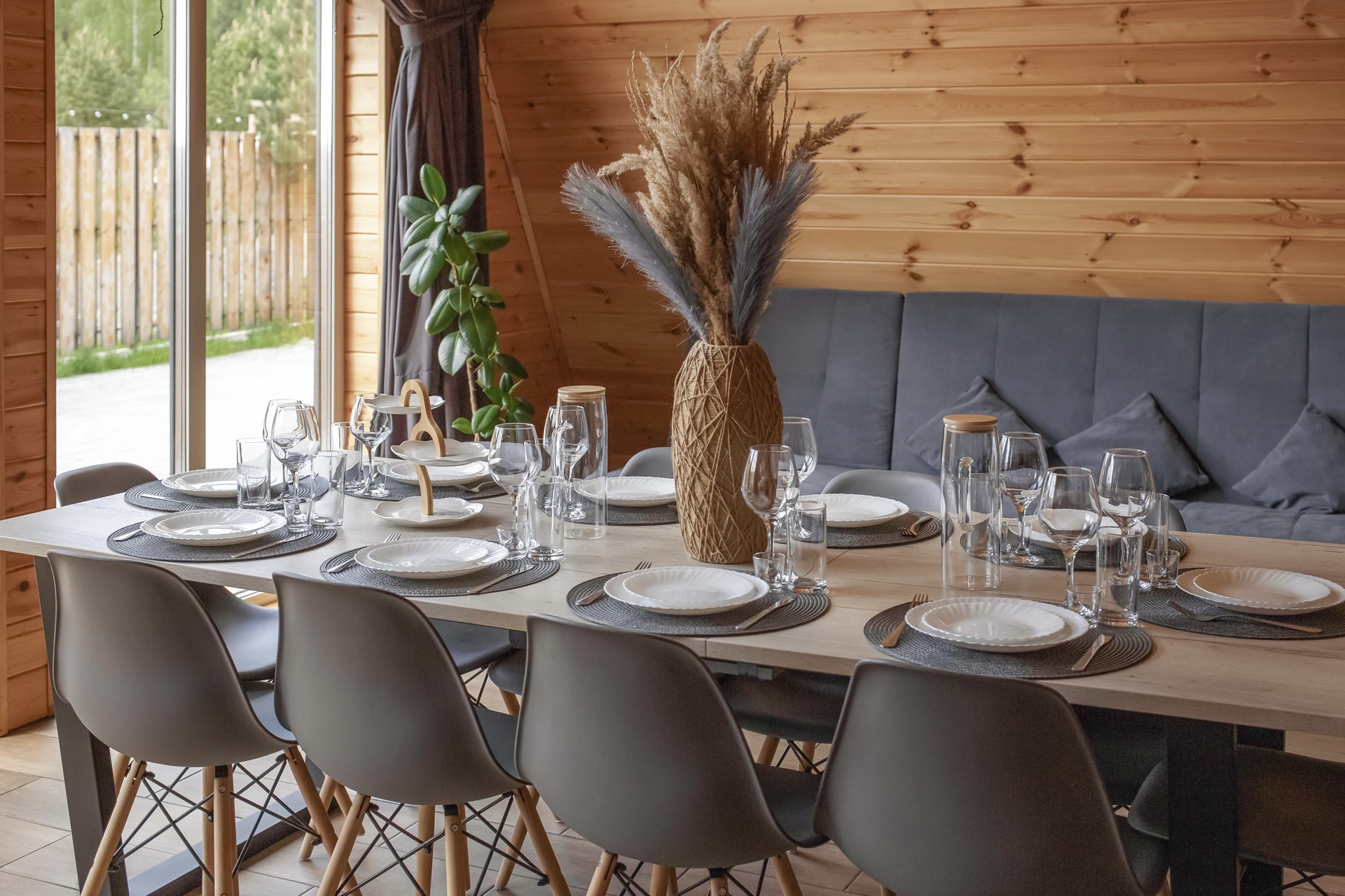 В распоряжении гостей эстетичный сервиз на 10 персон, столовые приборы, посуда для напитков, сервировки и приготовления еды.