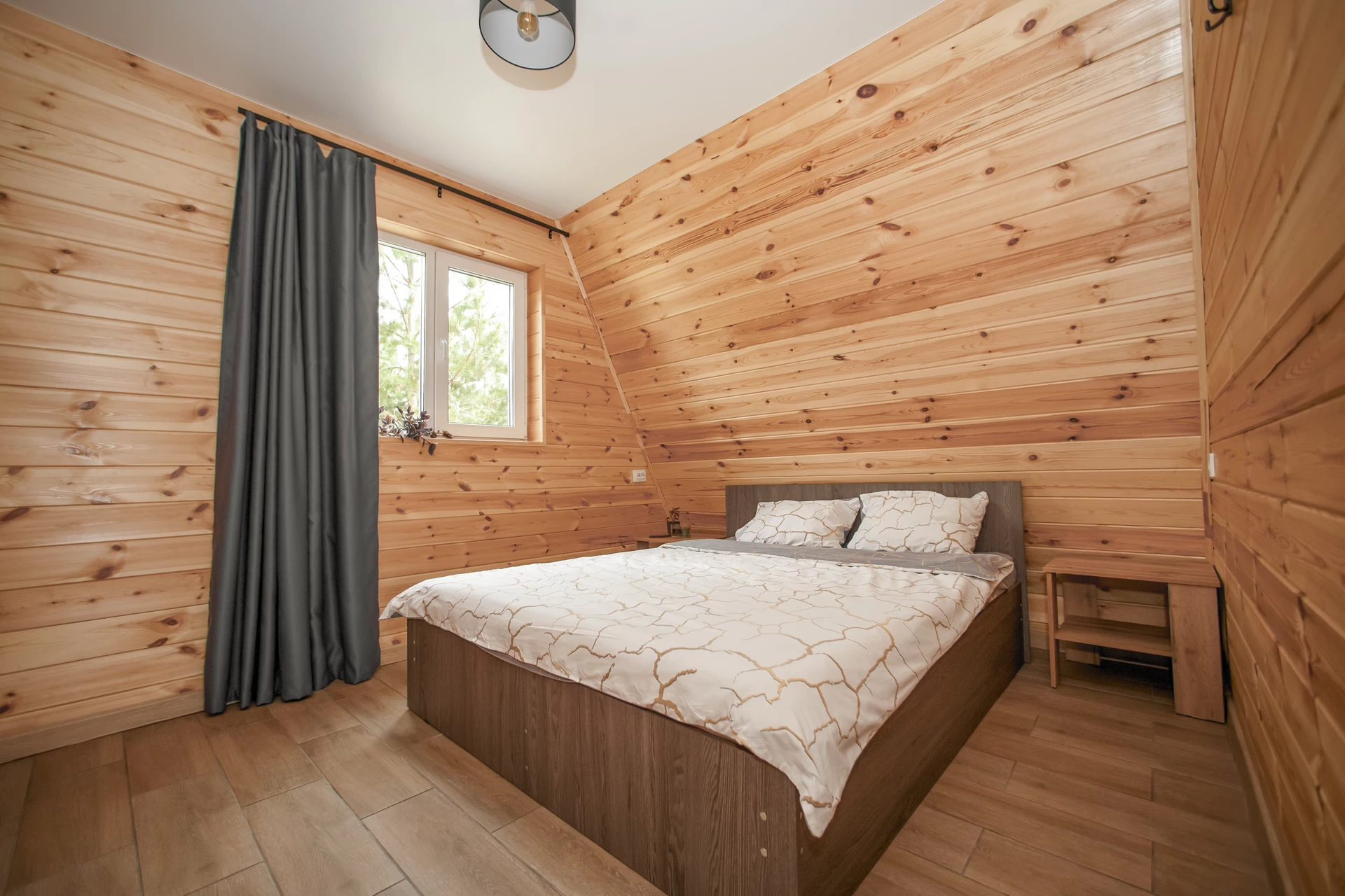 Три отдельные спальни в минималистичном дизайне и открытая зона отдыха, которая может стать дополнительным местом для сна.