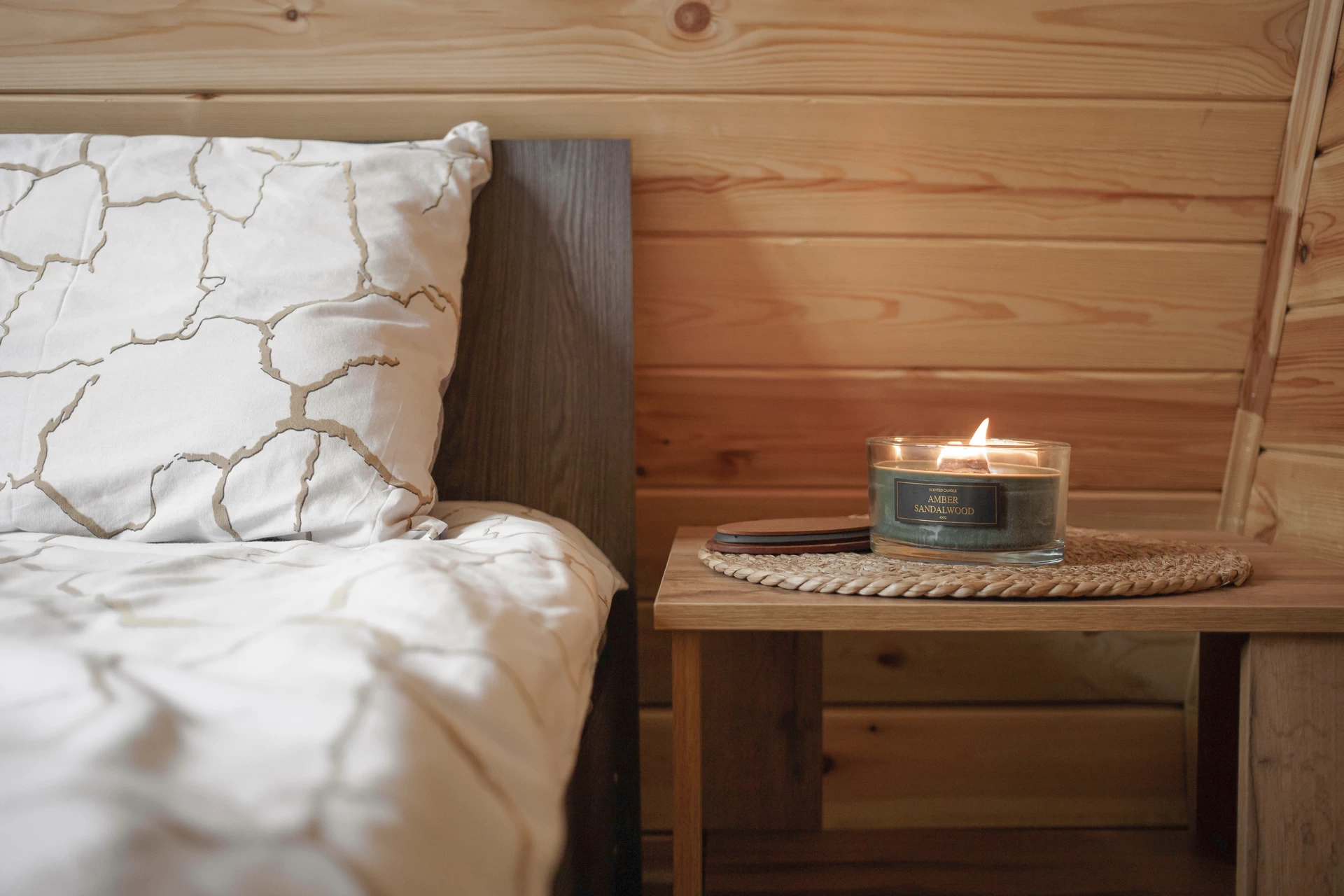 Удобные двуспальные кровати с ортопедическими матрацами, свежим бельём, мягкими подушками и парой тумбочек для личных вещей.