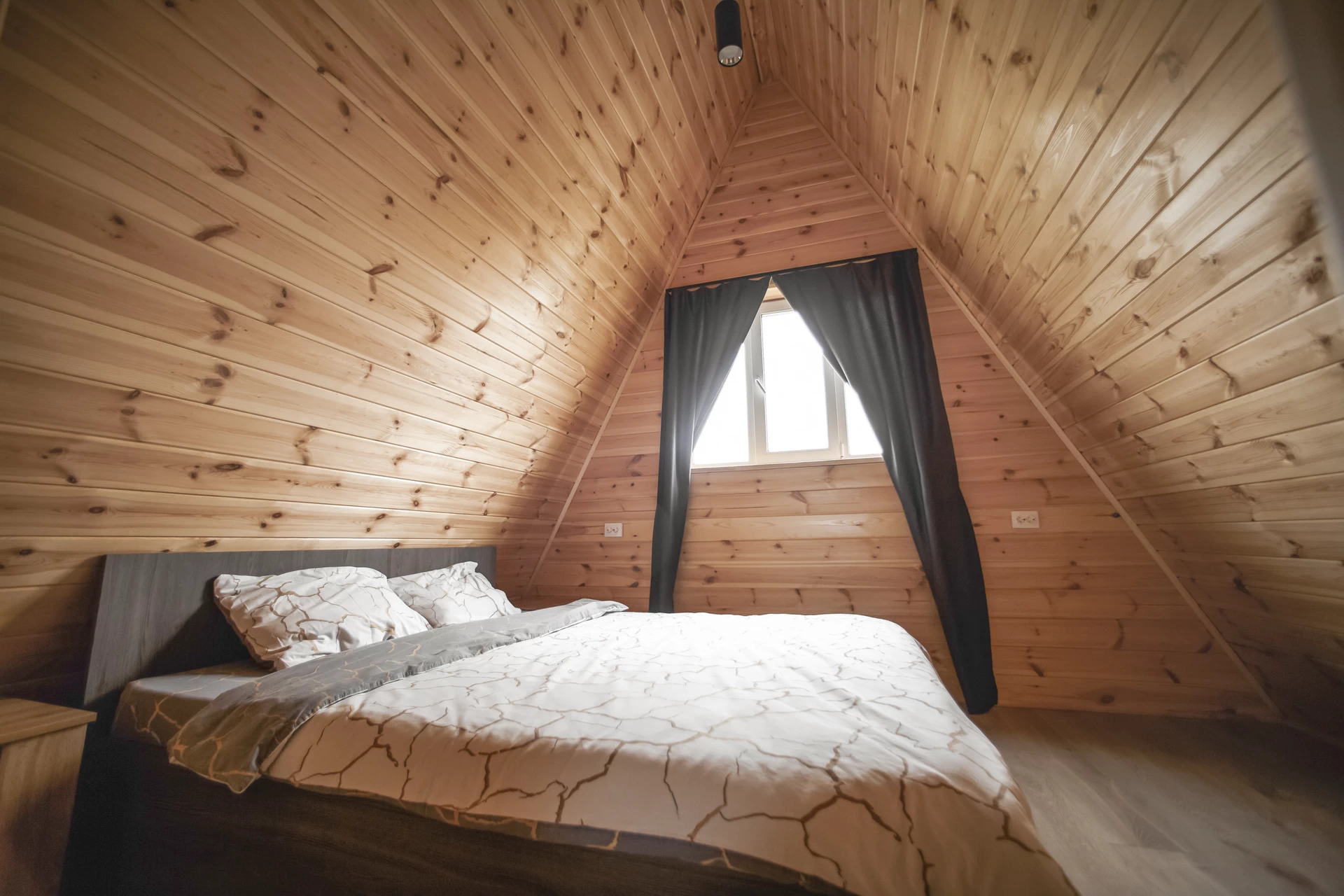 Здесь расположена одна комната. Она идентична остальным и также оснащена удобными деталями: розетками возле тумб и вешалками на стене.