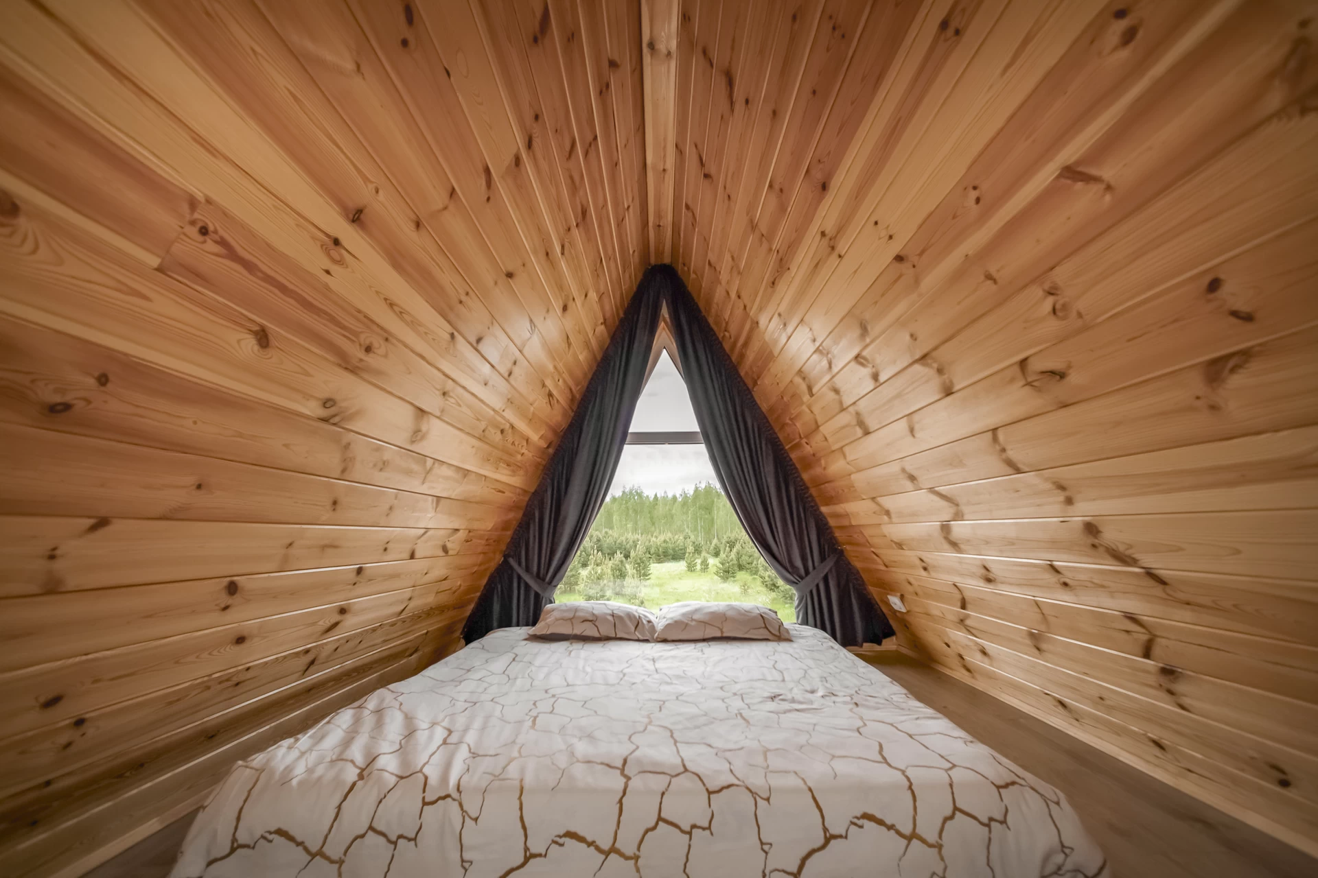 Атмосферное место для уединения, где можно любоваться закатом, предаваться мечтам под шум дождя или наблюдать за звёздами в обнимку.