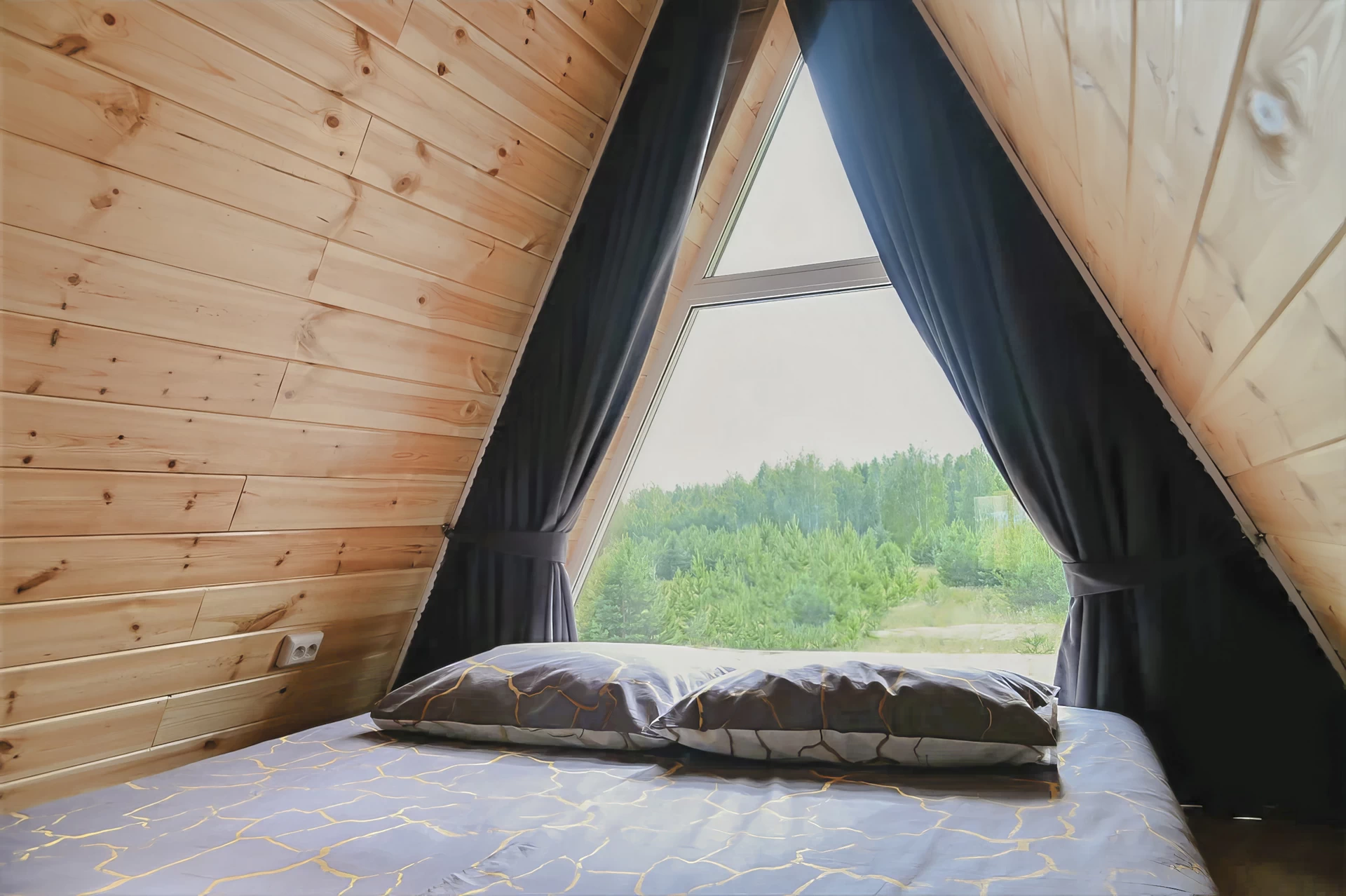 Три комнаты с двухместными кроватями, отдельное двуспальное место в мансарде с панорамным окном и раскладной диван на несколько человек.