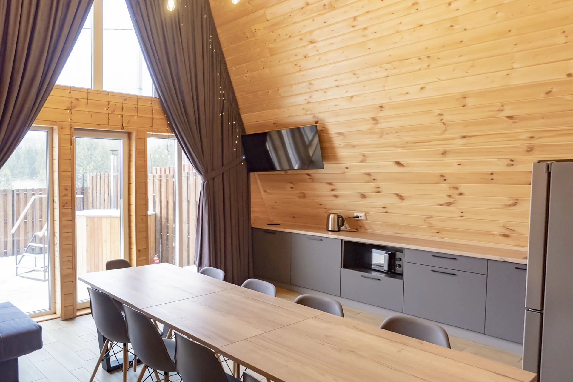 Современная техника, вместительный гарнитур и стол-трансформер создают пространство для кулинарии, общения и развлечений.