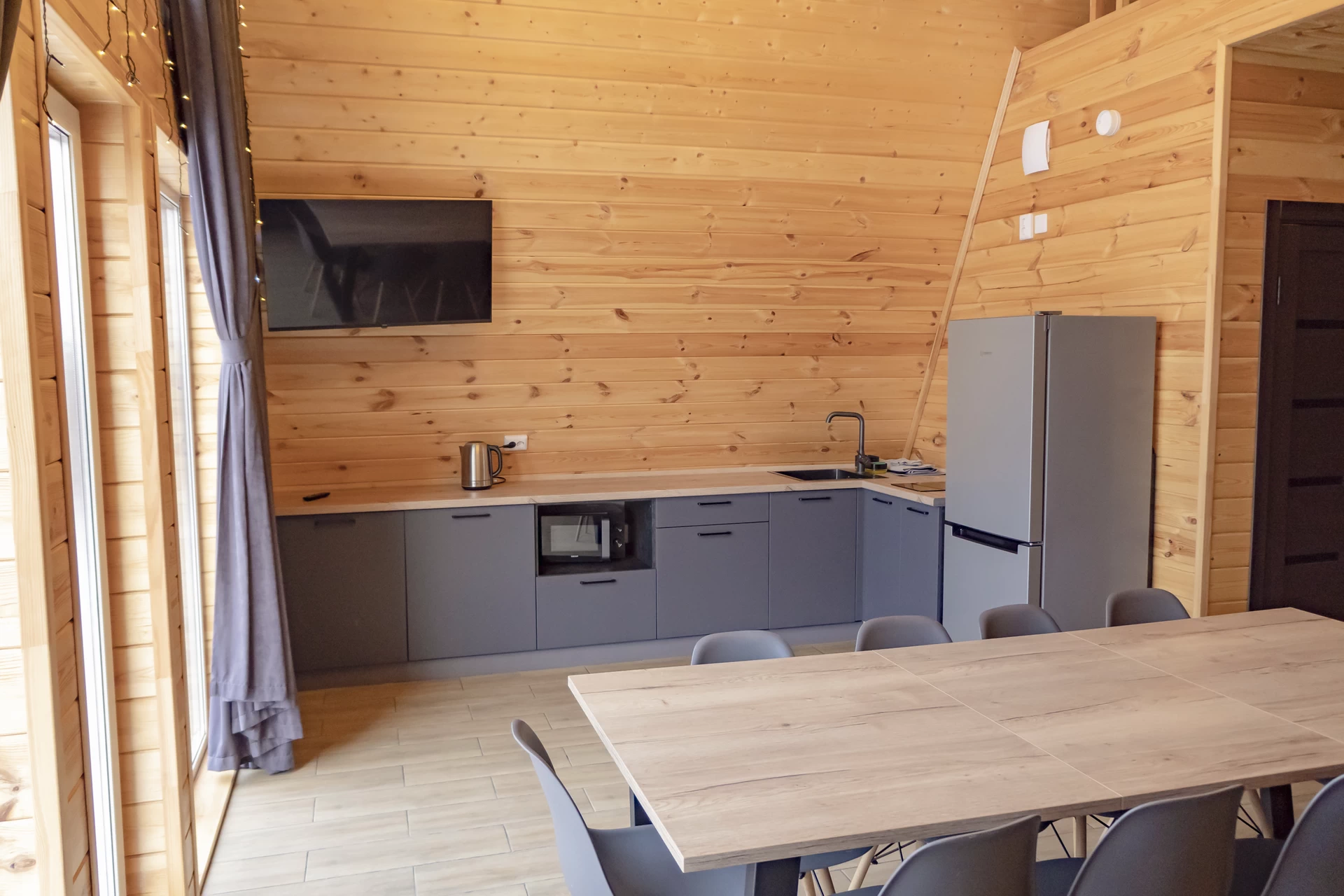 Всё под рукой: холодильник, плита, микроволновка, чайник и мойка. Для комфорта предусмотрены бытовые принадлежности и вытяжка.