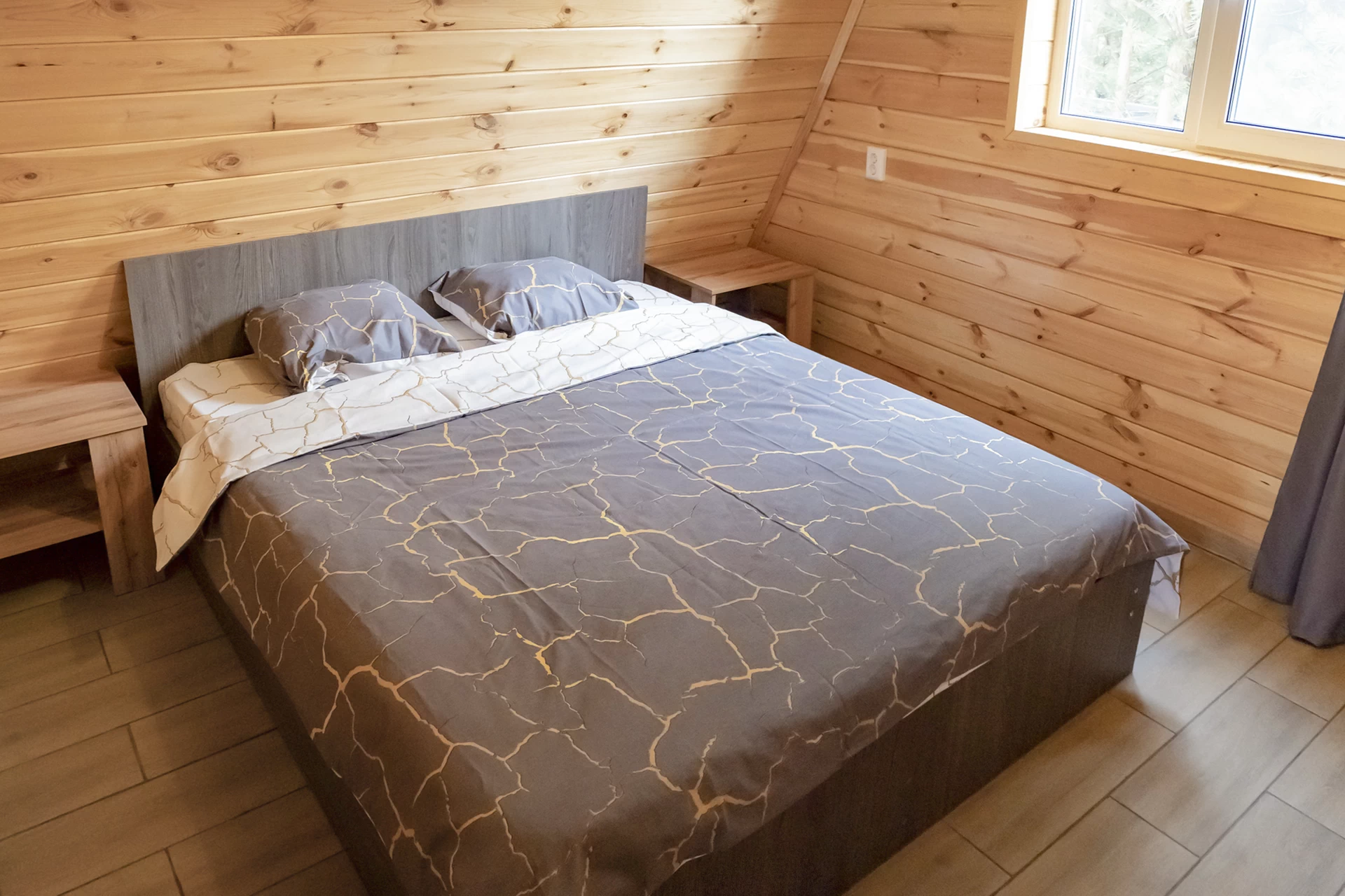 Рядом с гостинной расположены две симметричные спальни. Комнаты разделены общей стеной, но самостоятельны — свой вход и отдельное окно. 