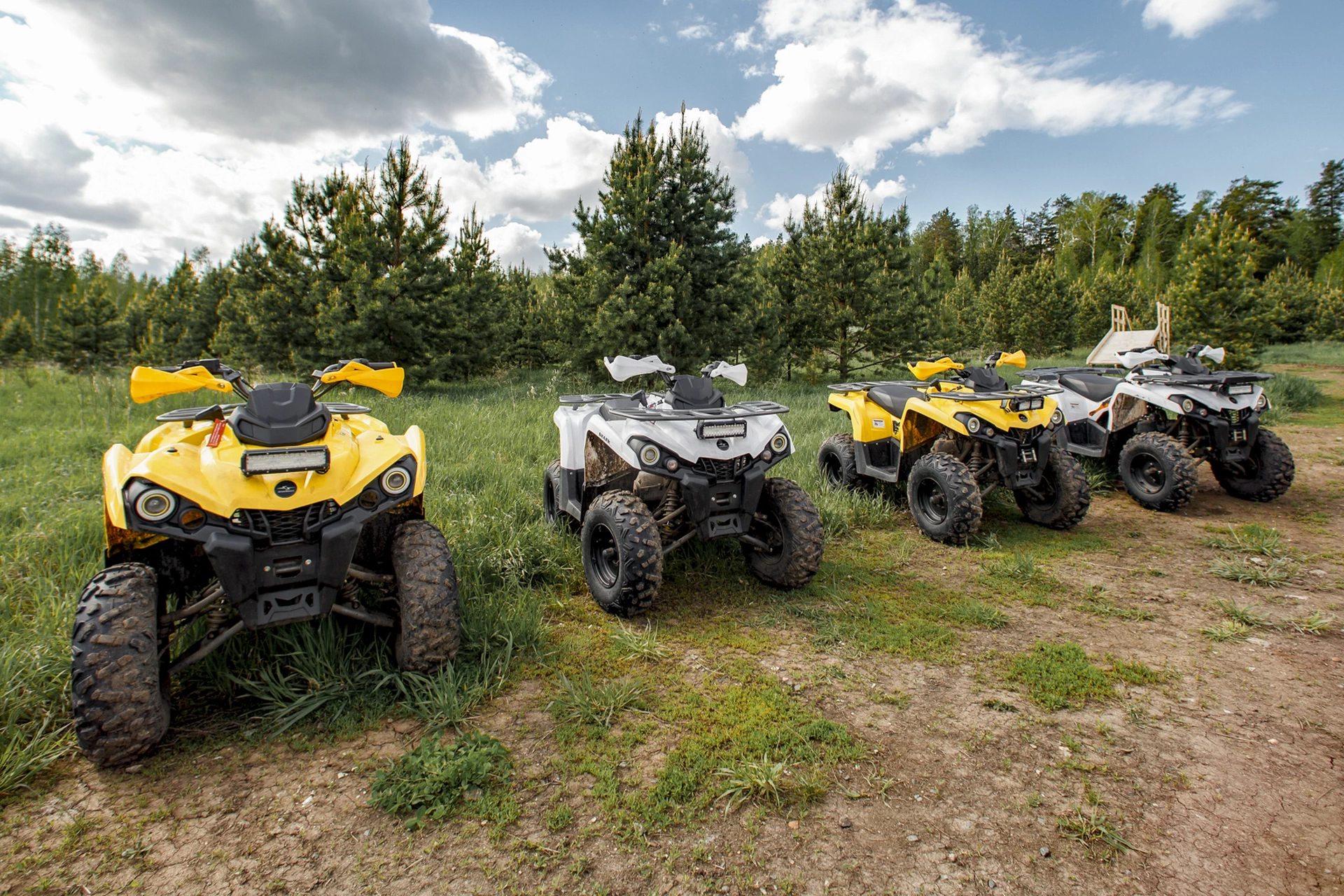 Наш автопарк — это 4 современных квадроцикла Sharma X. Они просты в управлении, надёжны и рассчитаны на максимальную нагрузку до 120 кг.