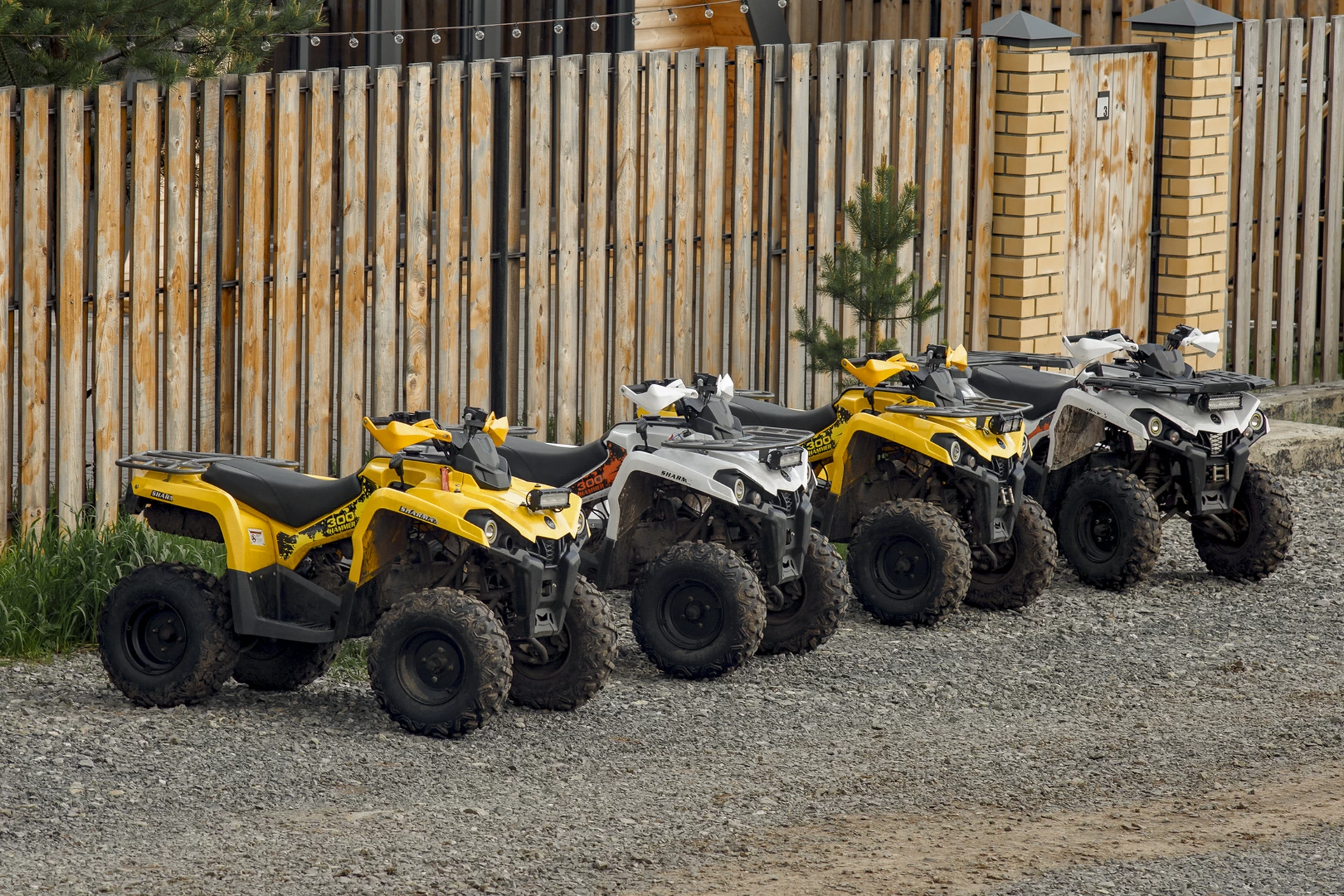 Для любителей активного отдыха доступна аренда квадроциклов — транспорт прокатит с ветерком и поможет добраться до самых живописных мест.