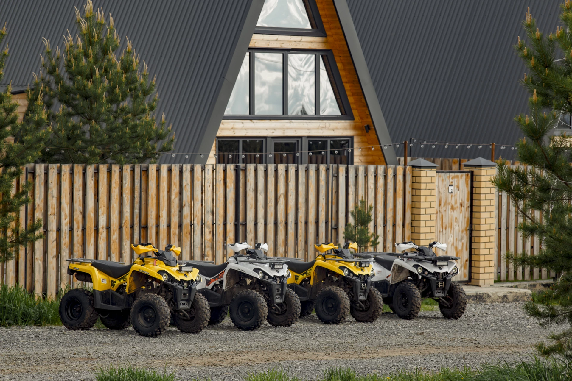 Исследуйте самые живописные уголки на квадроциклах — проедтесь по окрестностям или выберите проверенный маршрут в компании гида.